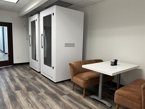 Break-out lounge & privacy booths