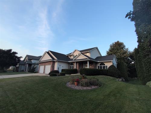 A strong roof with standout curb appeal in Moire Black.