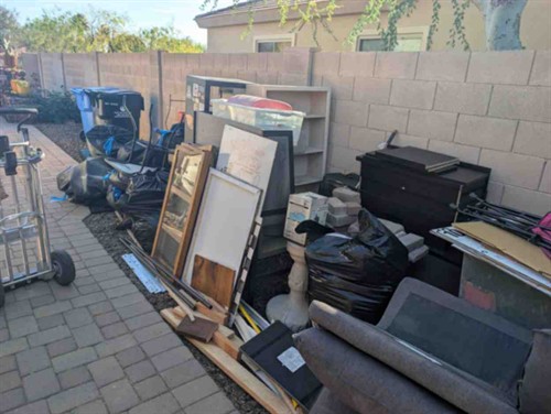 Gallery Image side_yard_junk.jpg
