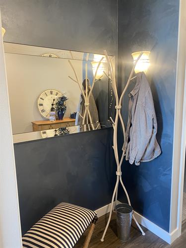 Custom Paint Finish in This Entryway Nook