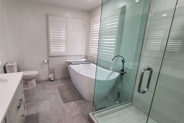 Gallery Image lisa-bathroom.jpg