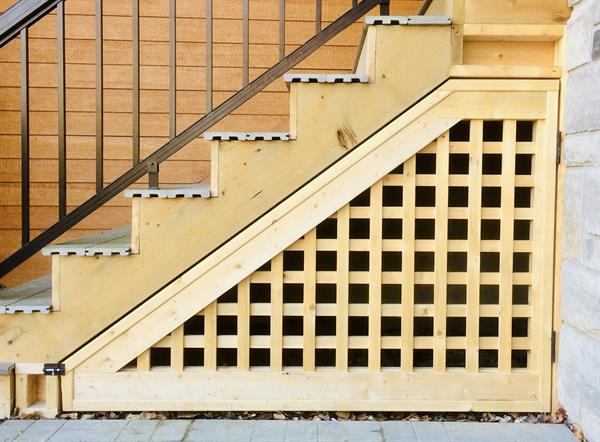 Custom cedar lattice gate