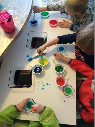 Gallery Image children-mixing-colours.jpg
