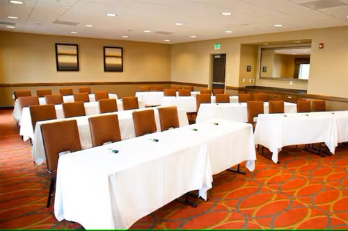 Gallery Image hampton-salinas-meeting-space.jpg