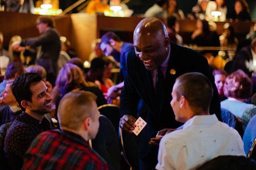 Gallery Image BenjaminBarnes_ChicagoMagicLounge_table_magic_photo_by_Anjali_Pinto.JPG