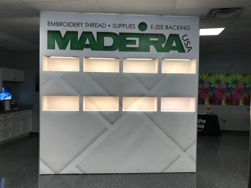 Magnetic pop-up trade show display with lights