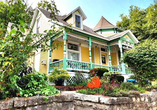 Cottage on Spring St