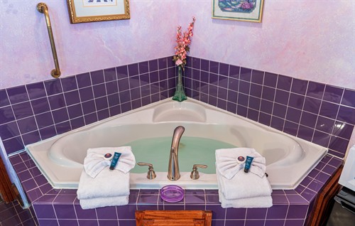 The Colette Suite Jacuzzi Bath