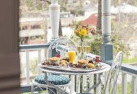 Tennyson Suite in Cliff Cottage - private front porch overlooking town and great spot to enjoy breakfast
