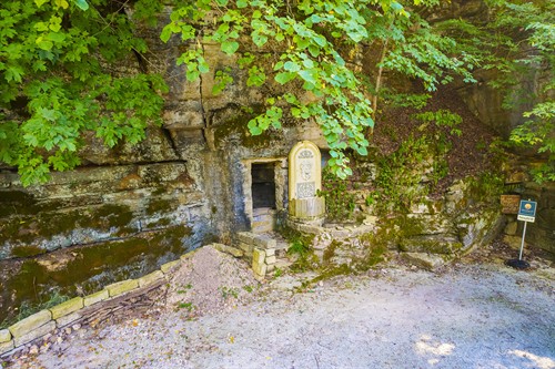 The Cliff Cottage Inn Grounds