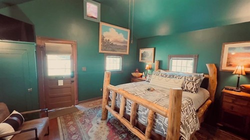 Sasquatch Room, Queen Bed