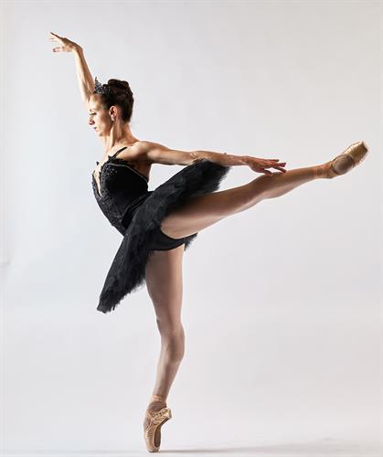 Gallery Image Nicole_Swan_Lake_arabesque.jpg