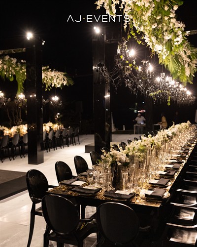 Desitnation Wedding black and white theme