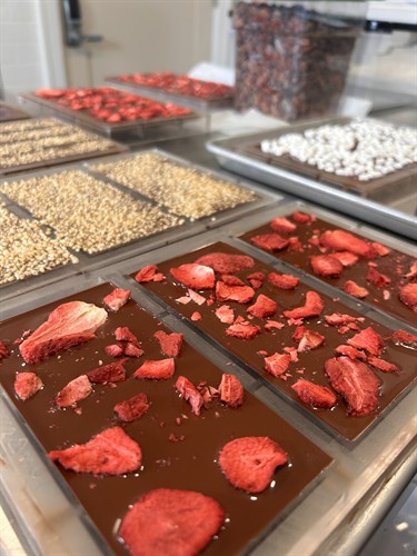 MILK CHOCOLATE WITH STRAWBERRIES