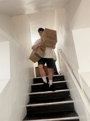Gallery Image CampusHaul_movers_lifting_two_boxes.jpeg
