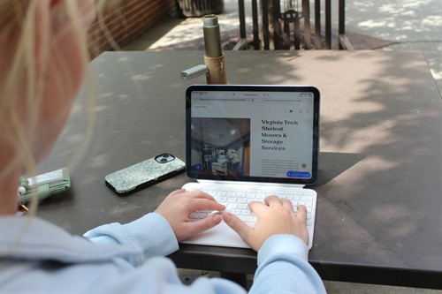 Gallery Image Student_checking_out_CampusHaul_website.jpg
