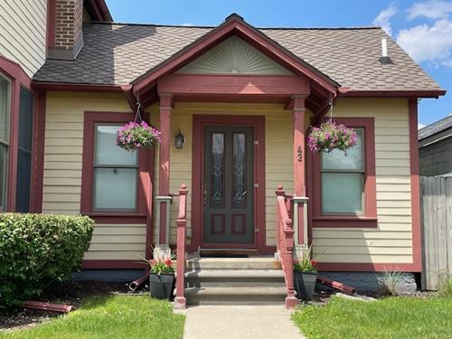 Gallery Image Front_porch_with_flowers.JPG