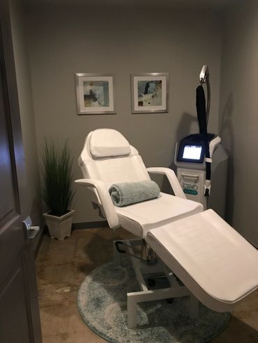 Facial Focus and Spot Specific Cryotherapy also uses a vaporized liquid nitrogen at sub-zero temperatures (-225F) using a hand-held device that is applied to a very specific and isolated area of the body or face to quickly repair and rejuvenate the selected area.
