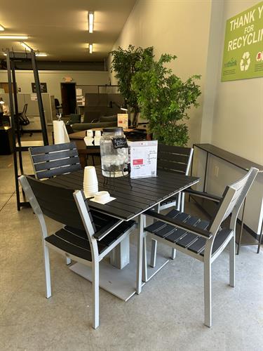 Gallery Image Outdoor_table_and_chairs.JPG