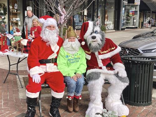 2022 pictures with Santa and Wowzer