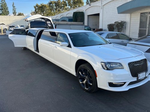 Gallery Image chrysler-300-limo.jpg