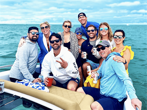 Gallery Image Smiling_Friends_in_Islamorada.png