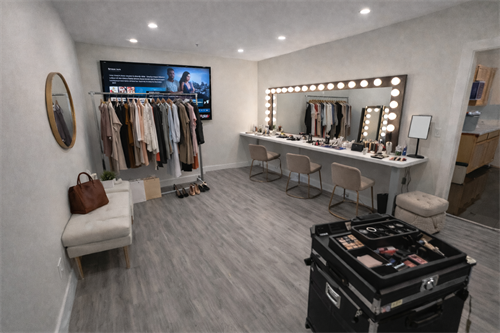 Gallery Image Cozy_dressing_room_with_vanity_mirror.png