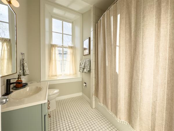 Room 7 Private bathroom with large window
