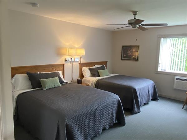 A4 - Standard room with 2 queen beds with a view overlooking bluffs