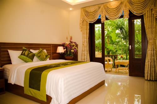 With just 90 kilometers and 1.5 hours away from Ho Chi Minh City, tourists can come across the ‘green pearl’ at the heart of the Ben Tre, the coconut hometown.  Consisting of 3 main zones with a total size of 21 hectares, Forever Green Resort provides a full range of four-star functions and service.