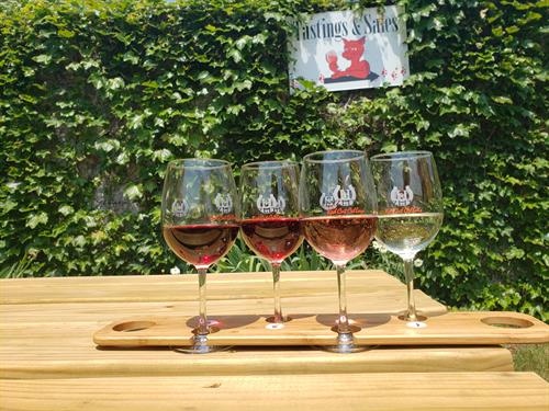 Wine Flight on picnic table at Hazlitt Red Cat Cellars