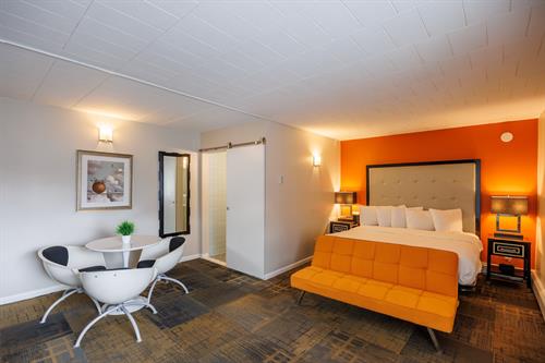 The Courtyard Executive King: Our 2nd floor serene retreat overlooking the courtyard, offering a fresh and calm ambiance. This modern decorated room offers a King size bed, futon, cute seating area, mini fridge, microwave, bathtub/shower, 65" Tv and Apple Tv.