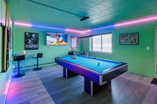 The Bridge Pool Lounge: A vintage-style private game lounge for small groups seeking a relaxed yet engaging atmosphere.
