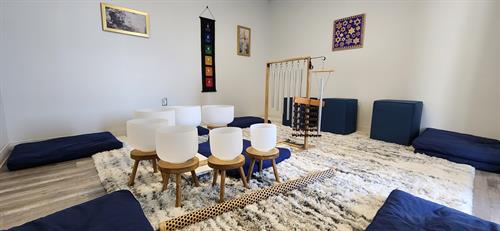 Join a sound bath in our holistic room or in a private meditation room. 
