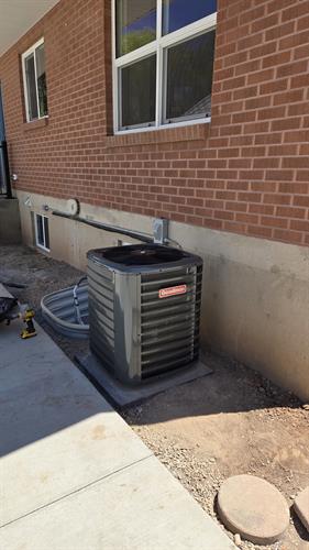 A standard installation of a 13.4 SEER 2 A.C. The customer was thrilled with this unit as it performed significantly better than her previous 10 SEER unit both in terms of run costs and cooling ability. When we changed out this A.C. we also replaced her furnace with a much more efficient furnace with an ecm motor and placed the furnace on a return air base while increasing filter size to maximize our ability to process more air efficiently.