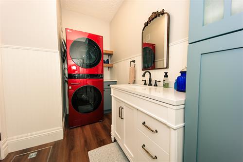 Dual Powder Bath with Laundry