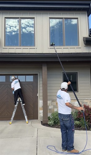 Deionized water-fed pole cleaning