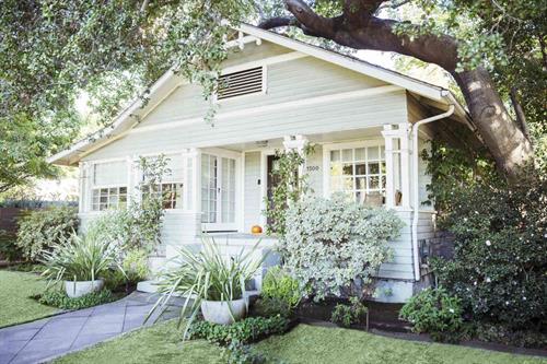 Gallery Image White-Painted-House-Exterior-483598945-56a4a0a45f9b58b7d0d7e44d.jpg