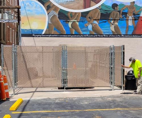 Chain link privacy enclosure