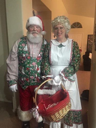 Gallery Image Santa_and_Mrs._Claus_in_Green_Outfits.JPG