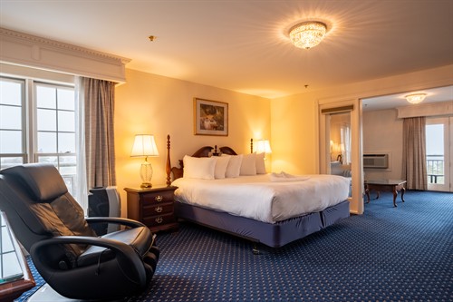 Gallery Image King_Deluxe_Corner_Suite-_Mizzentop_3rd_Floor_-_Room_326-1.jpg