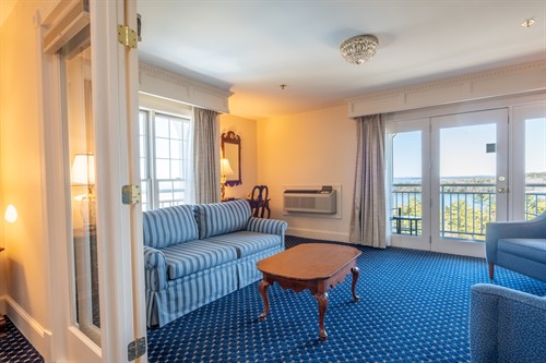 Gallery Image King_Deluxe_Corner_Suite_-_Mizzentop_4th_Floor_-_Room_426-4.jpg