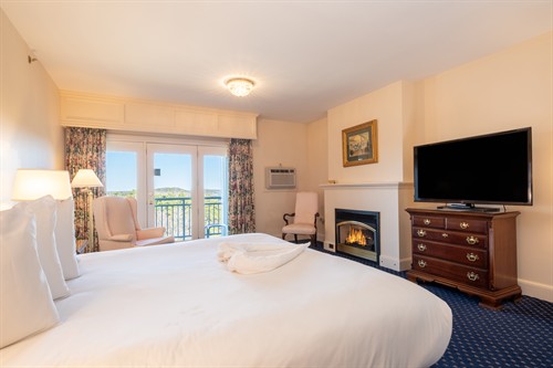 Gallery Image King_with_Fireplace_-_Mizzentop_2nd_Floor_-_Room_234-2_(1).jpg