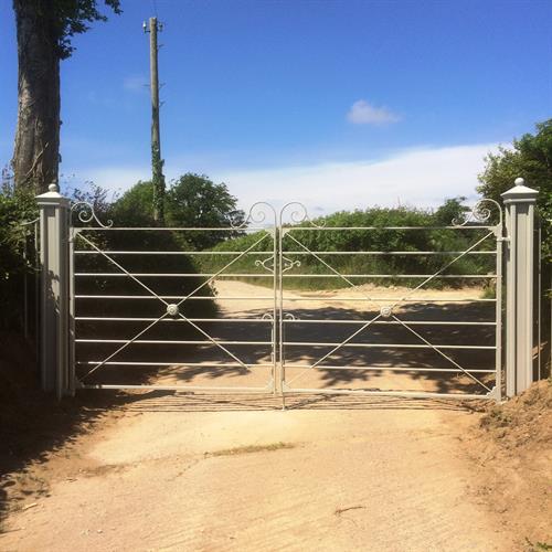 Estate style gate