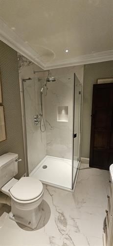 Shower in 2 slabs extra large format porcelain tiles (1.2x2.780m)