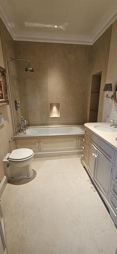 Bath sorround in extra large fromat porecelain tiles (1.2x2.6m)