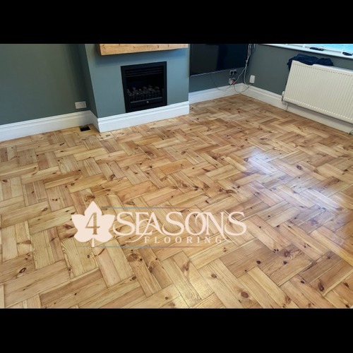 Gallery Image pine-parquet-lacquer-application.jpg