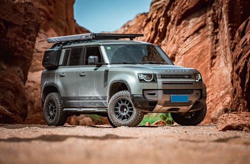 Gallery Image 07_Land_Rover_Defender_P400_SE524033.jpg