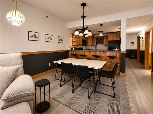 Expandable dining table seats up to 8 & breakfast bar seats 4