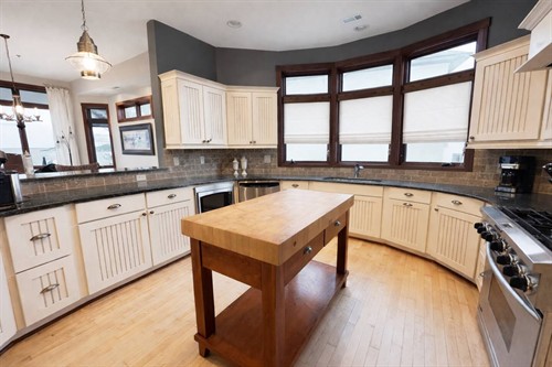 Large fully equipped gourmet kitchen 